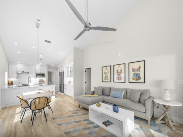 Intimate 4 unit beachfront complex
